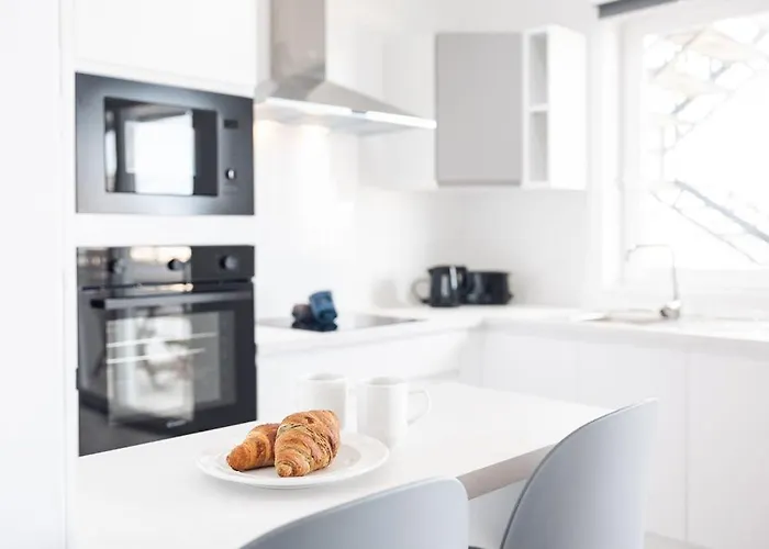 Stunning 3bed Seaview Flat In Ghadira By Homely Διαμέρισμα