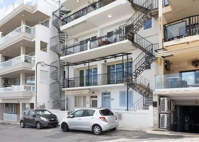 Stunning 3bed Seaview Flat In Ghadira By Homely Διαμέρισμα