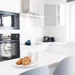Stunning 3bed Seaview Flat In Ghadira By Homely 公寓